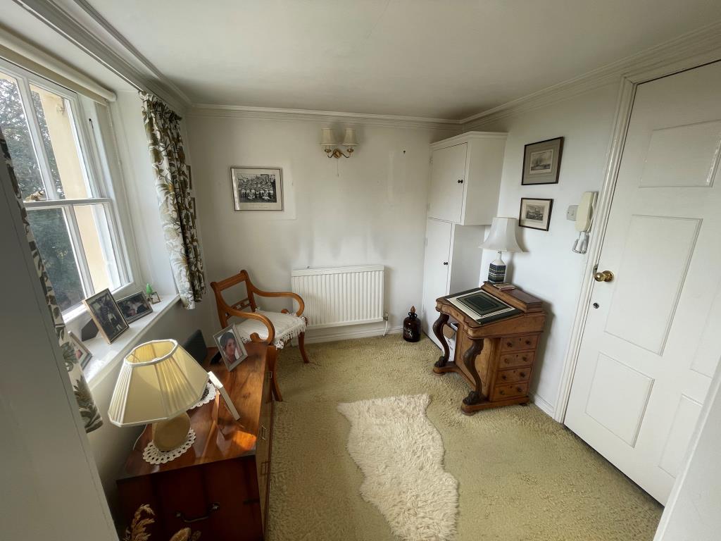 Lot: 41 - TWO-BEDROOM FLAT IN DESIRABLE LOCATION - Entrance hall with window and sea view